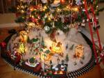 Contes urbains Un joli train ceinture le village de Noël... (Photo courtoisie)