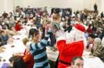 Le village du Père Noël marie-Hélène Samson et la petite Mikaëlle Bilodeau ont... (Imacom, Jocelyn Riendeau)