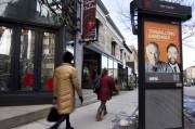 Dans Outremont, le seul député néo-démocrate du Québec, Thomas Mulcair, affrontera l'ancien ministre libéral Martin Cauchon. Dans Outremont, le seul député néo-démocrate du Québec, Thomas Mulcair, affrontera l'ancien ministre libéral Martin Cauchon.