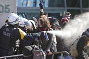 Manifestation agitée dans les bureaux de la SAQ Les étudiants ont bloqué les entrées du siège social de la SAQ, ?...