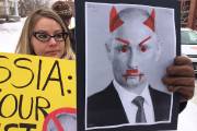 Manifestation contre l'intervention russe en Ukraine Une centaine de manifestants se sont fait entendre devant l'ambassade...