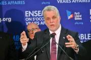 Le chef Couillard plante des clous Le chef Couillard plante des clous