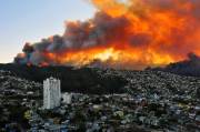 Incendie géant au Chili Un gigantesque incendie a fait rage dans la ville de Valparaiso, sur...