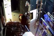 Premières images du supermarché de la Porte de Vincennes Les premières images de la prise d'otages s'étant déroulée dans...