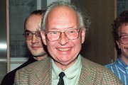 Reinhard Selten en 1994. Reinhard Selten en 1994.