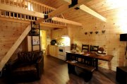 Un chalet qui plie bagage en 60 minutes - image 1.0 Charpente et finition en bois véritable pour ce... (Photo fournie par le Salon national de l'habitation) - image 1.0