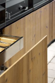De nouvelles idées pour votre cuisine - image 4.0 Les façades en pin massif affichent un effet... (Photo fournie par Minacciolo) - image 4.0