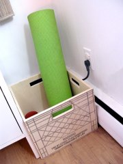 Une salle de sport qui fait le poids - image 1.0 Un tapis de yoga roulé et glissé dans... (PHOTO TIRÉE DU SITE APARTMENT THERAPY) - image 1.0
