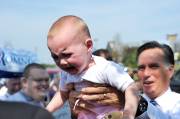 Mitt Romney a pris un bébé dans ses... (Photo: AFP) - image 2.0