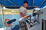 Michel Robichaud à la barre de son catamaran.... (Photo: Brise des îles) - image 1.0