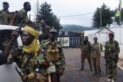 Des combattants de la rébellion Séléka montent la... (Photo: Reuters) - image 2.0