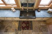 Une maison tout ardoise - image 2.0 Petit luxe dans la salle de lavage: un... (PHOTO OLIVIER PONTBRIAND, LA PRESSE) - image 2.0