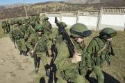 La Crimée sous «contrôle» russe - image 2.0 Des soldats, que l'on présume russes, marchent en... (PHOTO DAVID MDZINARISHVILI, REUTERS) - image 2.0