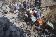 Des Palestiniens recherchent des survivants dans les décombres... (PHOTO IBRAHEEM ABU MUSTAFA, REUTERS) - image 3.0