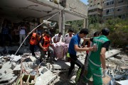 Obama appelle Israël à un cessez-le-feu inconditionnel - image 3.0 Des sauveteurs évacue le corps d'une femme des... (Photo Mahmud Hams, Agence France-Presse) - image 3.0