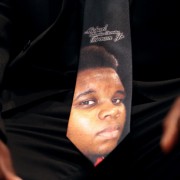 Nuit d'émeutes à Ferguson - image 2.0 Une cravate à l'effigie de Michael Brown portée... (Photo: AP) - image 2.0