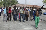 Des Sud-Africains armés notamment de bâtons et de... (PHOTO SHIRAAZ MOHAMED, AP) - image 3.0