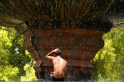 Un jeune homme se rafraîchit dans une fontaine,... (PHOTO CHANDAN KHANNA, AFP) - image 1.1