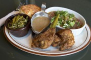Vingt restos à 20 $ - image 6.0 Assiette de deux morceaux de poulet avec trois... (PHOTO ROBERT SKINNER, LA PRESSE) - image 6.0