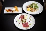 Vingt restos à 20 $ - image 10.0 Carpaccio de boeuf, caponata et copeaux de parmesan,... (PHOTO MARCO CAMPANOZZI, LA PRESSE) - image 10.0