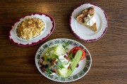 Vingt restos à 20 $ - image 12.0 À-côté de macaroni au fromage, salade iceberg +... (PHOTO MARCO CAMPANOZZI, LA PRESSE) - image 12.0