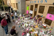 COLLEGE SHOOTING - image 5.0 16 septembre 2006: les fleurs s'accumulent devant le... (Archives La Presse canadienne, Peter McCabe) - image 5.0