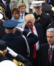 US-POLITICS-TRUMP-INAUGURATION-SWEARING IN - image 3.0 Le président Trump salue les militaires alors qu'il... (PHOTO SAUL LOEB, AFP) - image 3.0