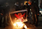 PALESTINIAN-ISRAEL-US-CONFLICT-JERUSALEM-DIPLOMACY - image 2.0 Des manifestants palestiniens brûlent des images de Donald... (AFP) - image 2.0