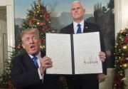 US-DIPLOMACY-ISRAEL-PALESTINIANS-CONFLICT - image 3.0 Flanqué du vice-président Mike Pence, Donald Trump montre... (AFP) - image 3.0
