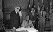 L'EMPEREUR DU RIRE - image 3.0 Charles Trenet signe le livre d'or de la... (Photo tirée des archives de la Ville de Montréal) - image 3.0