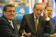Jean Chrétien est de passage à Québec ce lundi. Ici avec le maire Régis Labeaume et Sam Hamad. Jean Chrétien est de passage à Québec ce lundi. Ici avec le maire Régis Labeaume et Sam Hamad.