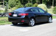 Des places arrière très spacieuses caractérisent la nouvelle Acura ILX, une petite voiture aux grandes ambitions. Des places arrière très spacieuses caractérisent la nouvelle Acura ILX, une petite voiture aux grandes ambitions.