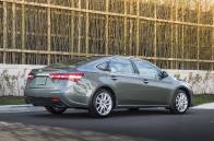 L'Avalon se trouve coincée dans la gamme Toyota. Elle peine à se détacher de la Camry, moins chère. L'Avalon se trouve coincée dans la gamme Toyota. Elle peine à se détacher de la Camry, moins chère.