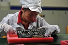 Une travailleuse de l'usine de Foxconn à Shenzen,... (Photo: Archives AFP)