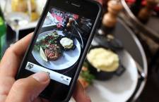 Les «food reporters», des critiques gastronomiques amateurs qui... (PHOTO ANA AREVALO, AFP)