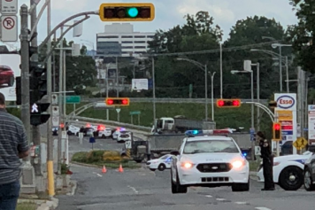 Laval: l'homme armé qui paralysait la circulation s'est rendu