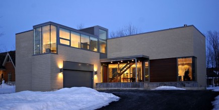 Une maison contemporaine parmi les manoirs Les propriétaires, amateurs d'architecture contemporaine, ont choisi de... (Photo Bernard Brault, La Presse)