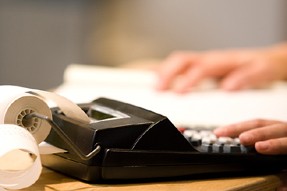Projet d'impôts rétroactifs: des contribuables inquiets Des contribuables ont ressorti leur calculatrice afin d'évaluer leurs options,... (Photo: La Presse)