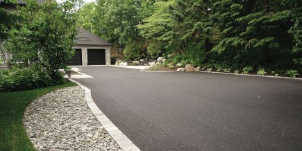 Petit guide pour une entrée d'auto réussie L'entrée de garage asphaltée adjointe à une allée... (Photo fournie par Les Artisans du paysage)