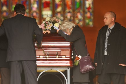 La mort : Pour en chasser la peur, il faut en parler... - Page 4 113392-dernier-revoir-douloureux-mere-sa