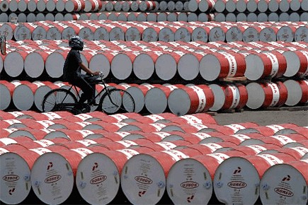 Le pétrole à 85$ US le baril l'an prochain? «Les prix élevés du pétrole ont agi comme... (Photo: AFP)