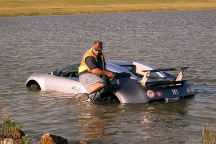 Bugatti on Distrait  Un Homme Noie Sa Bugatti Dans Une Lagune   Insolite