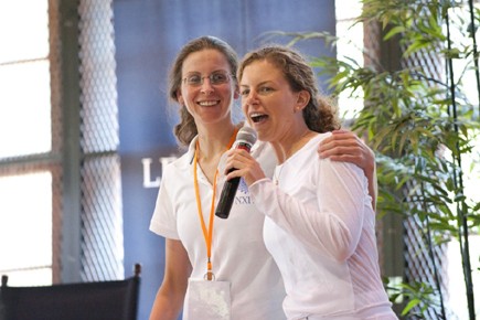 100 millions perdus dans une secte Clare et Sara Bronfman, que l'on voit ici... (Photo tirée de Clarebronfman.com)