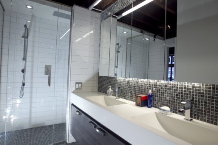 . Cette salle de bain immaculée, dessinée par l'architecte... (Photo: Alain Roberge, La Presse)