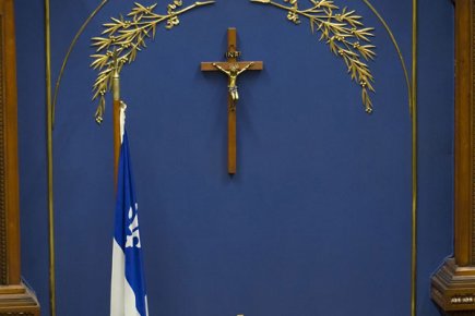 Le Maire de Saguenay perd son combat pour réciter la prière au Conseil 152473-crucifix-trone-toujours-assemblee-nationale
