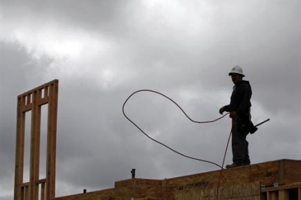 Un homme travaille sur un chantier de construction... (Photo: Reuters)