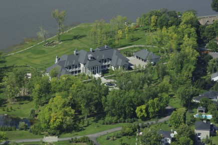 Maison à vendre. Prix demandé: 27 millions! Cette propriété de L'Île-Bizard compte 50 pièces, une... (Photo: fournie par SIRQ)