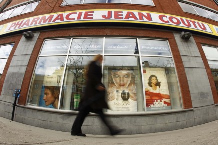 Le temps d'être surpondéré en actions Le pharmacien continue de se faire des amis... (Photo Shaun Best, archives Reuters)