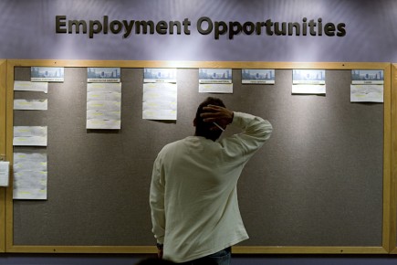 Les nouvelles inscriptions au chômage aux États-Unis ont poursuivi leur baisse,... (Photo Bloomberg)