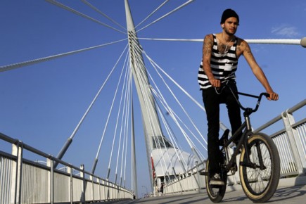 48h à Winnipeg Le pont piétonnier Esplanade Riel, joyau de l'architecture... (Photo: Bernard Brault, La Presse)